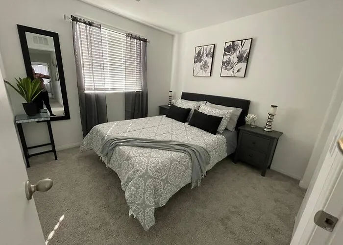 New,And Modern Home Close To The Strip